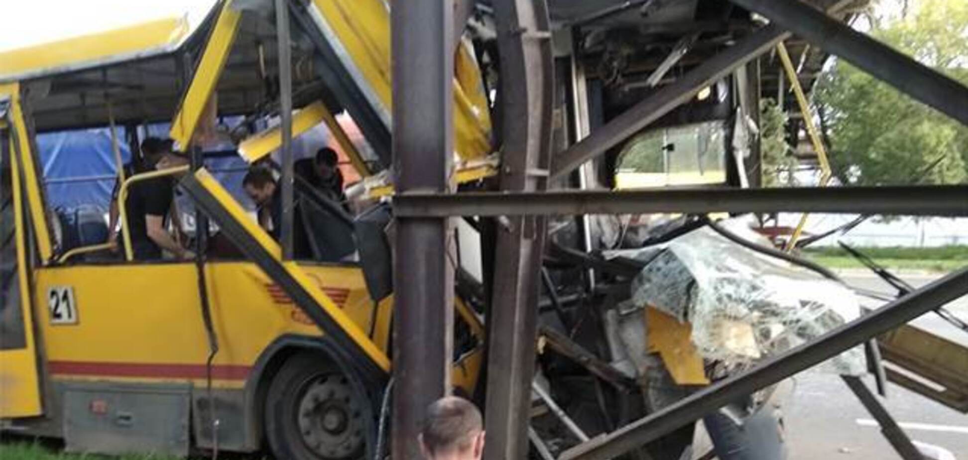 У Росії автобус влетів у трубопровід