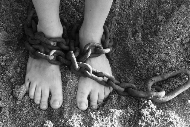 Обмотала скотчем и приковала: в Днепре женщина держала ребенка на цепи