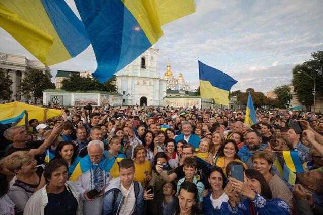 "Мы должны сохранить Украину!" Порошенко поучаствовал в масштабном флешмобе ко Дню флага. Яркие фото и видео