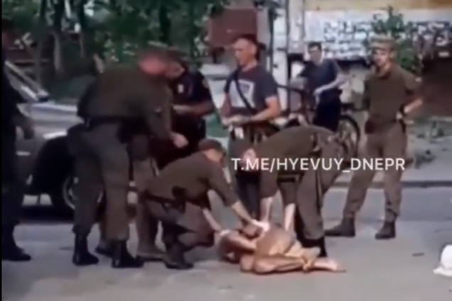 В Днепре голый неадекват устроил догонялки с полицией: фото и видео 18+