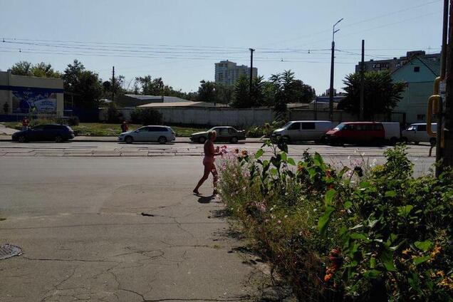 Йшла і танцювала: в Києві засікли голу бабусю на вулиці. Відео 18+