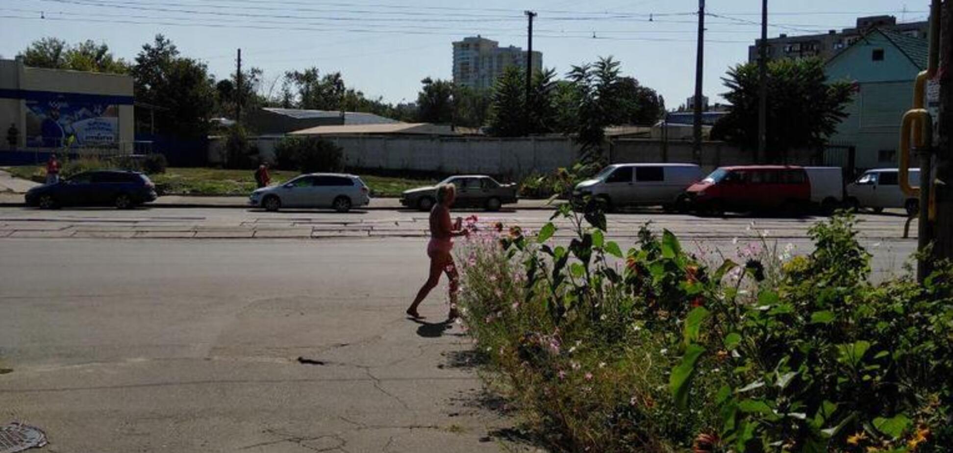 Йшла і танцювала: в Києві засікли голу бабусю на вулиці. Відео 18+