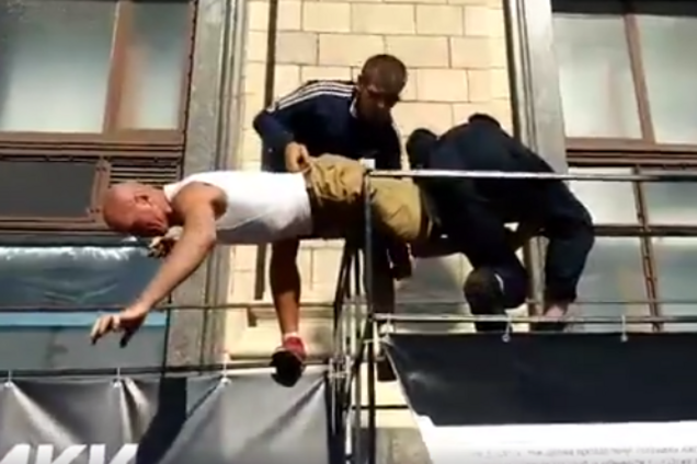 Заломали и разбили лицо: на Марше Достоинства в Киеве унизили военного. Видео