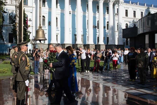 'Украина победит!' Порошенко поздравил страну с Днем независимости