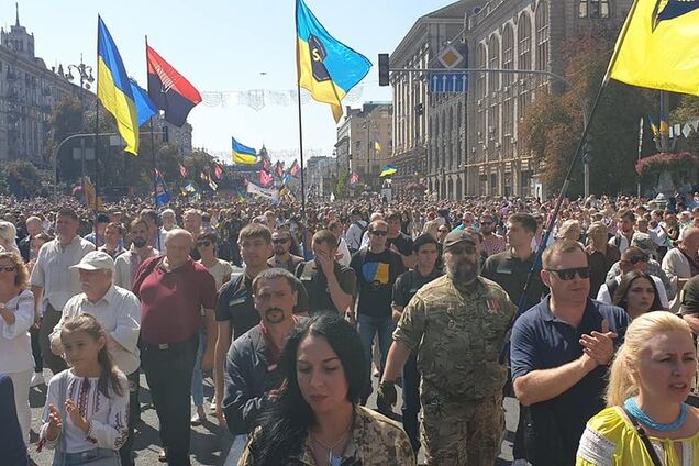 "Тысячи! Море!" Появились зрелищные фото и видео Марша защитников Украины