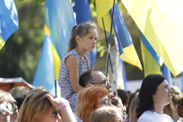 Забіг в вишиванках, патріотичний флешмоб і святкова хода: як Дніпро відзначив День Незалежності