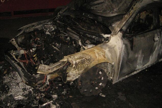 В Днепре за ночь сгорели 2 авто: подробности