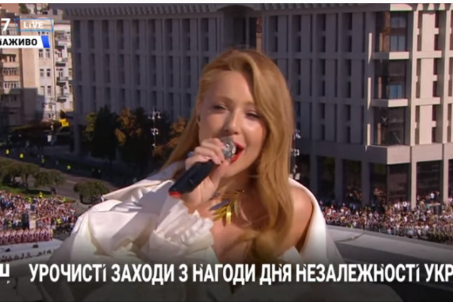 Тина Кароль исполнила гимн на крыше в центре Киева: фото и видео