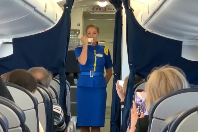 Стюардессы МАУ оригинально поздравили украинцев с Днем независимости: сеть в восторге