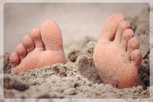 тело в песке