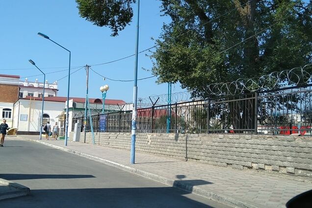 У Криму встановили колючий дріт навколо вокзалу і розлютили мережу