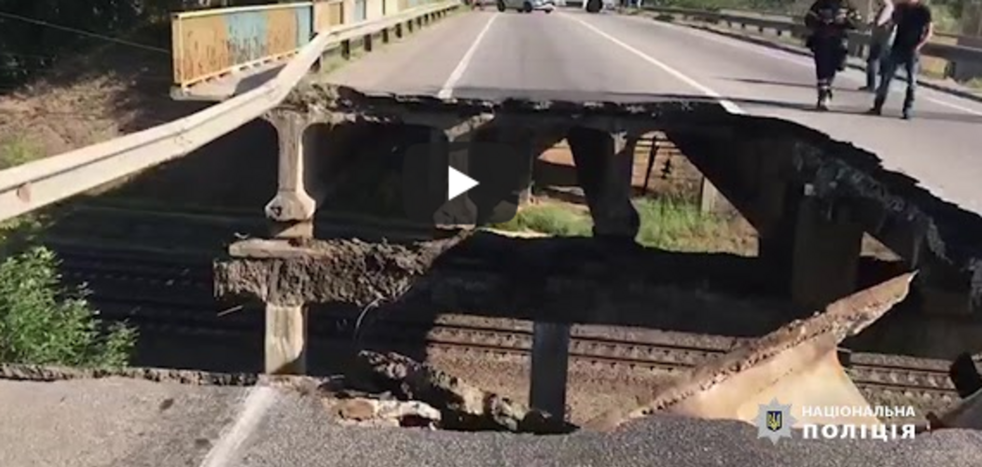 Чекаємо наступного: в Харкові обвалився міст разом з пішохідною частиною