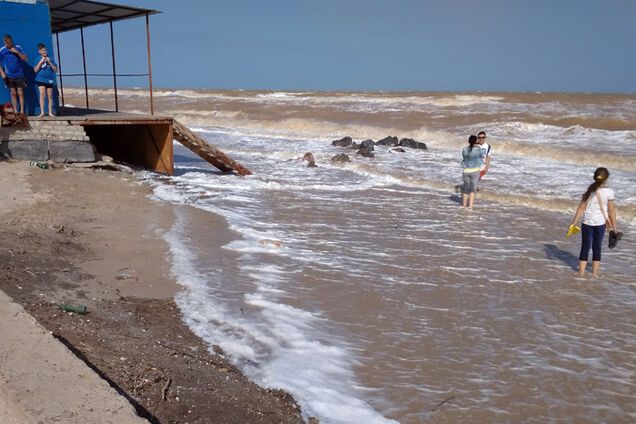 В море на украинском курорте нашли послание в бутылке: фото письма