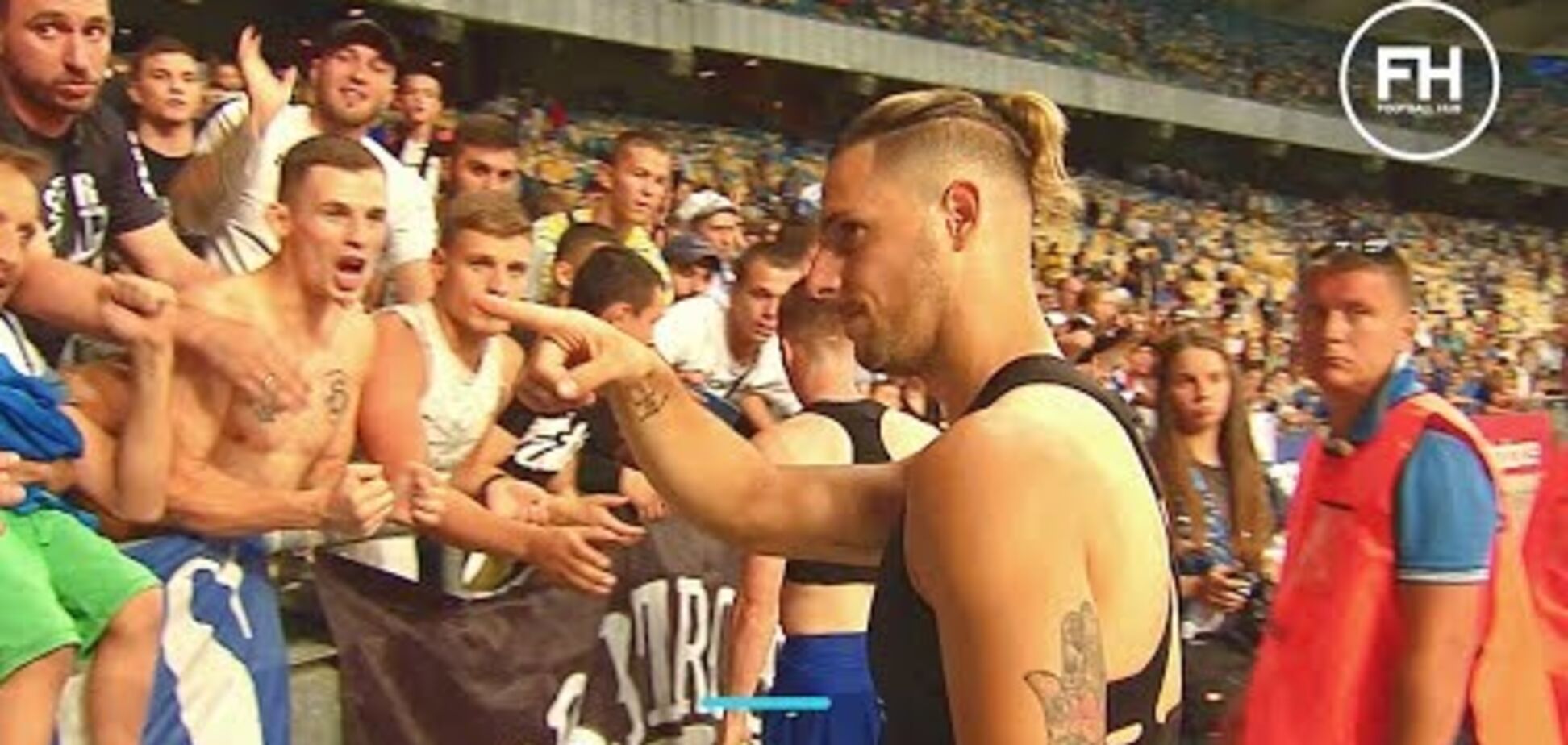 Жорстка розмова: фани 'Динамо' влаштували розбірки з футболістами