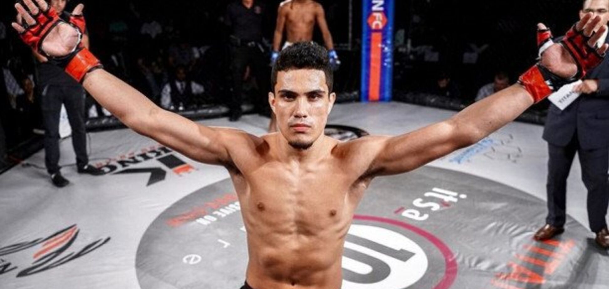 Рефері - маніяк: на турнірі ММА суддя дозволив забити бійця до напівсмерті