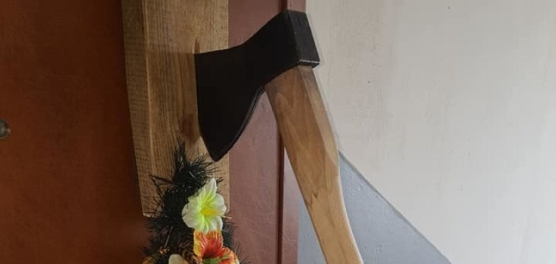 Труна з хрестом і сокира в дверях: відомому активісту пригрозили вбивством. Фото