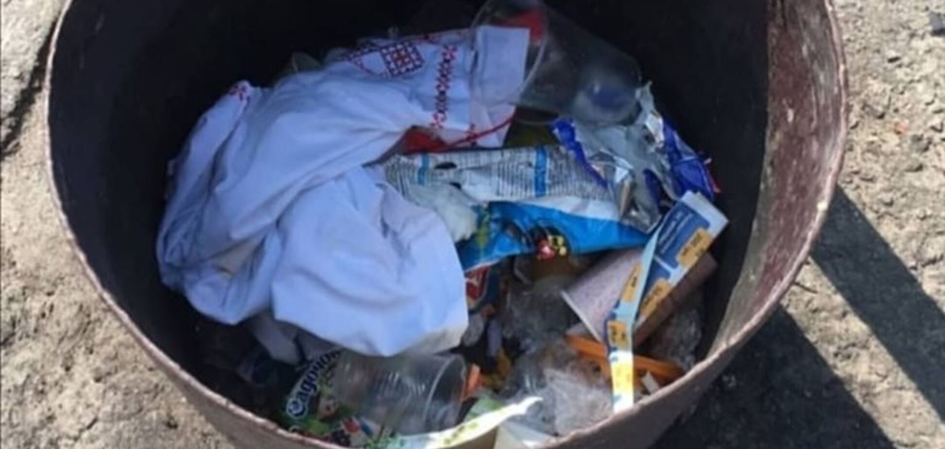 'Как тряпку': сеть взбесила выкинутая в урну вышиванка на Полтавщине