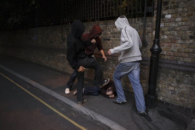 Били ногами: в Дніпрі натовп підлітків жорстоко розправився з чоловіком. Відео