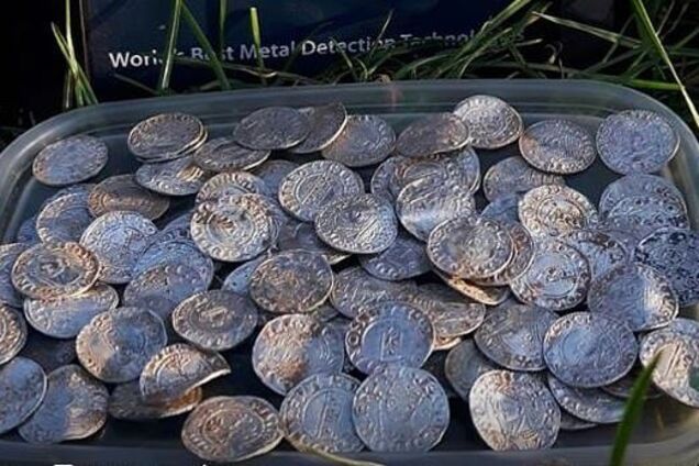 Лежав 10 століть! Англійці розкопали скарб на $6,2 млн. Фото історичної знахідки