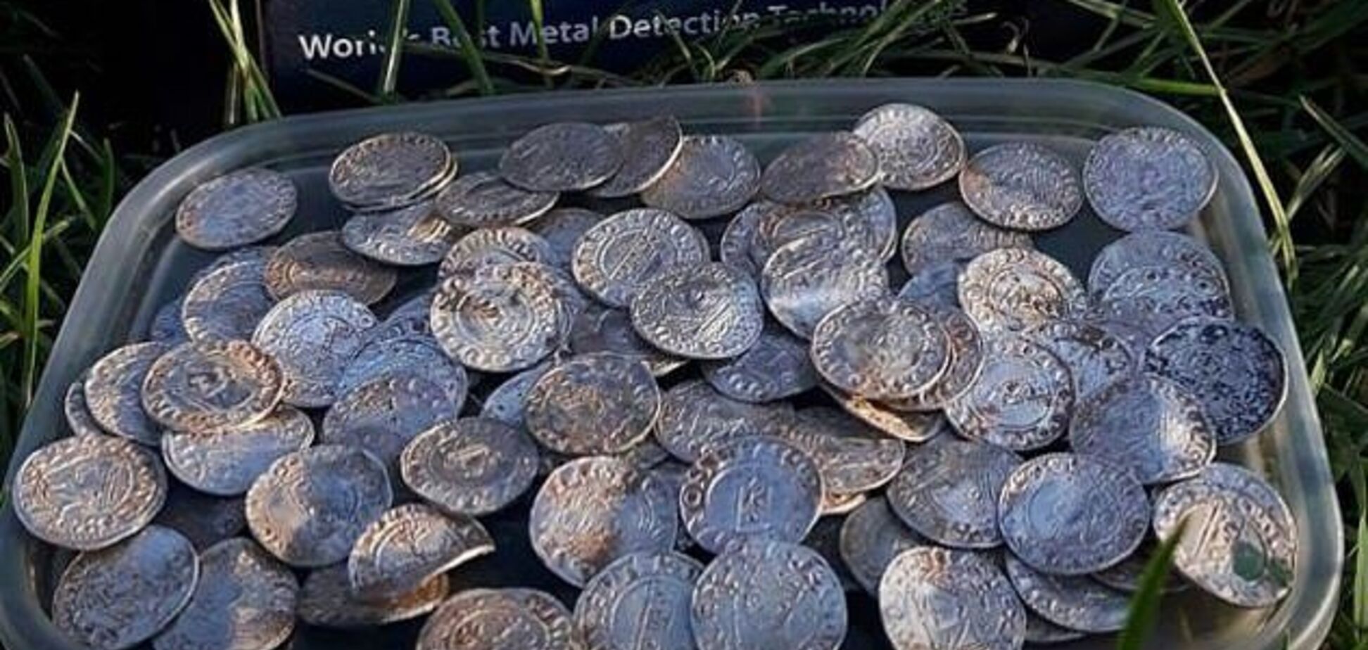 Лежав 10 століть! Англійці розкопали скарб на $6,2 млн. Фото історичної знахідки