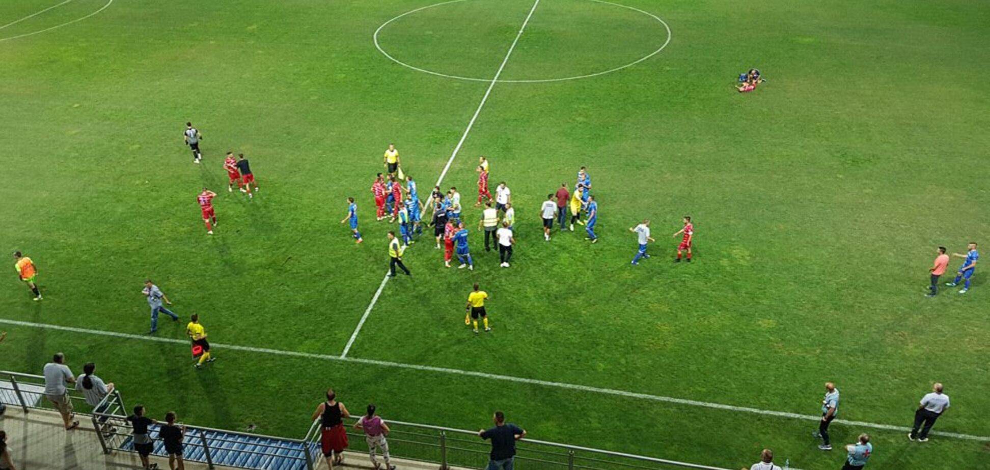 Догоняли всей командой: в Сербии футболист отличился жутким хамством