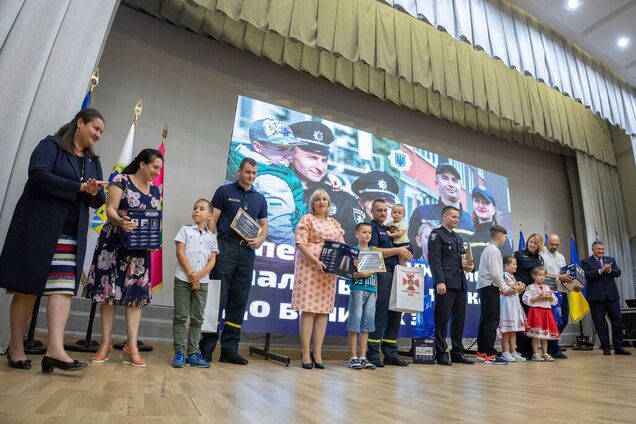 В Украине полицейские и спасатели получили новое жилье