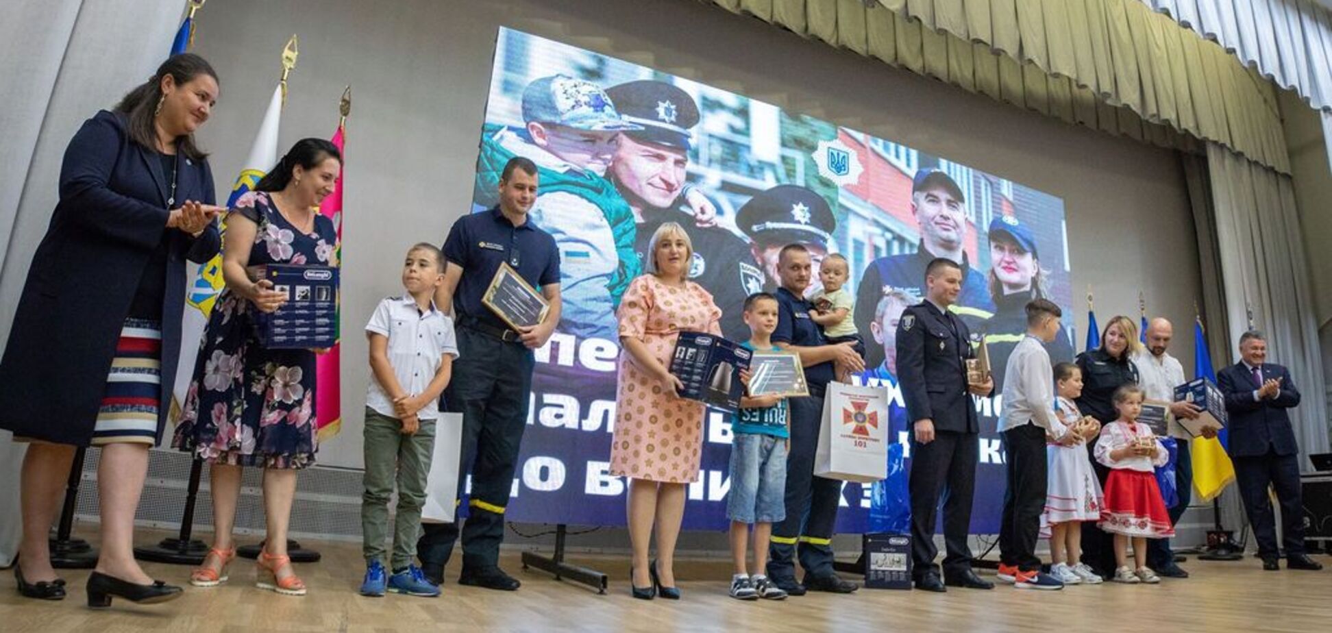 В Україні поліцейські та рятувальники отримали нове житло