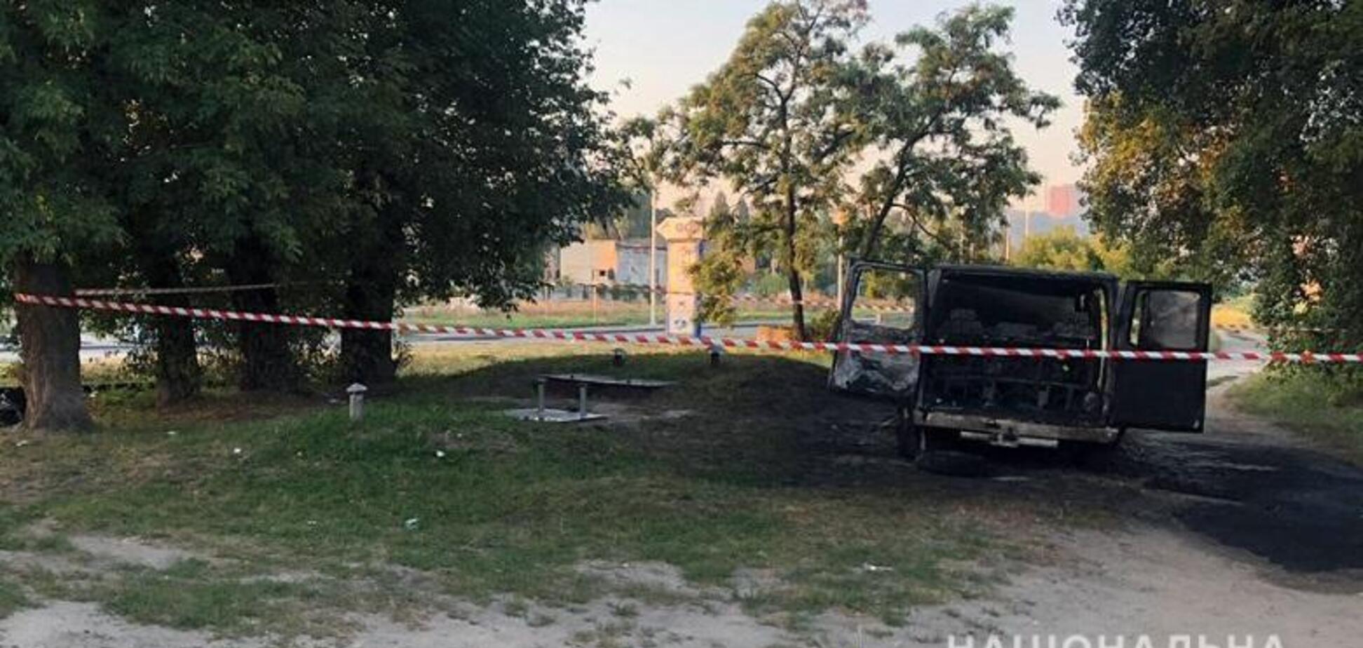 У Києві невідомі в масках підпалили авто