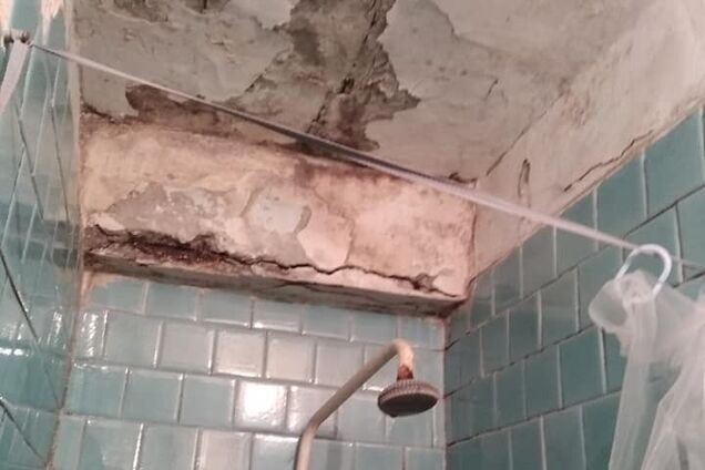 Пліснява і розбиті стелі: жахливий стан гуртожитку в Миколаєві обурив мережу