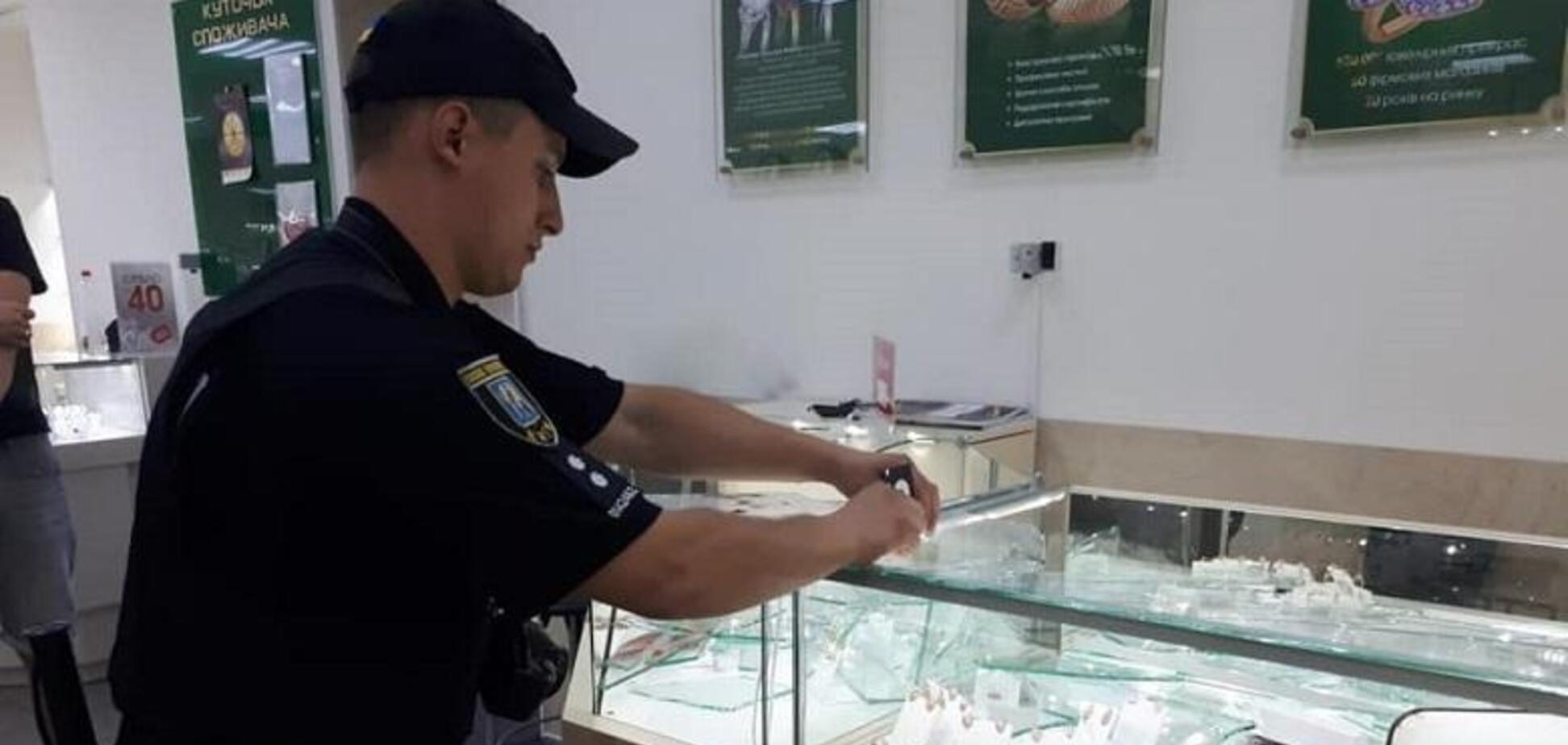 В Киеве устроили дерзкое вооруженное ограбление ювелирного: фото с места преступлени