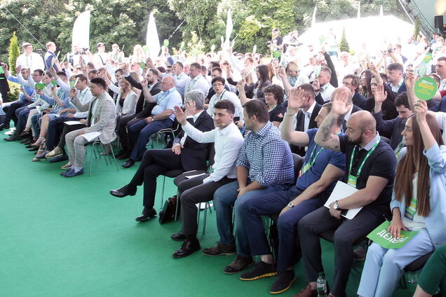 ''Слуга народу'' знову збирається на тренінг: планується участь і Зеленського