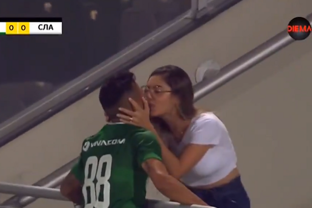 Футболіст поцілував дружину під час матчу і став героєм жартів