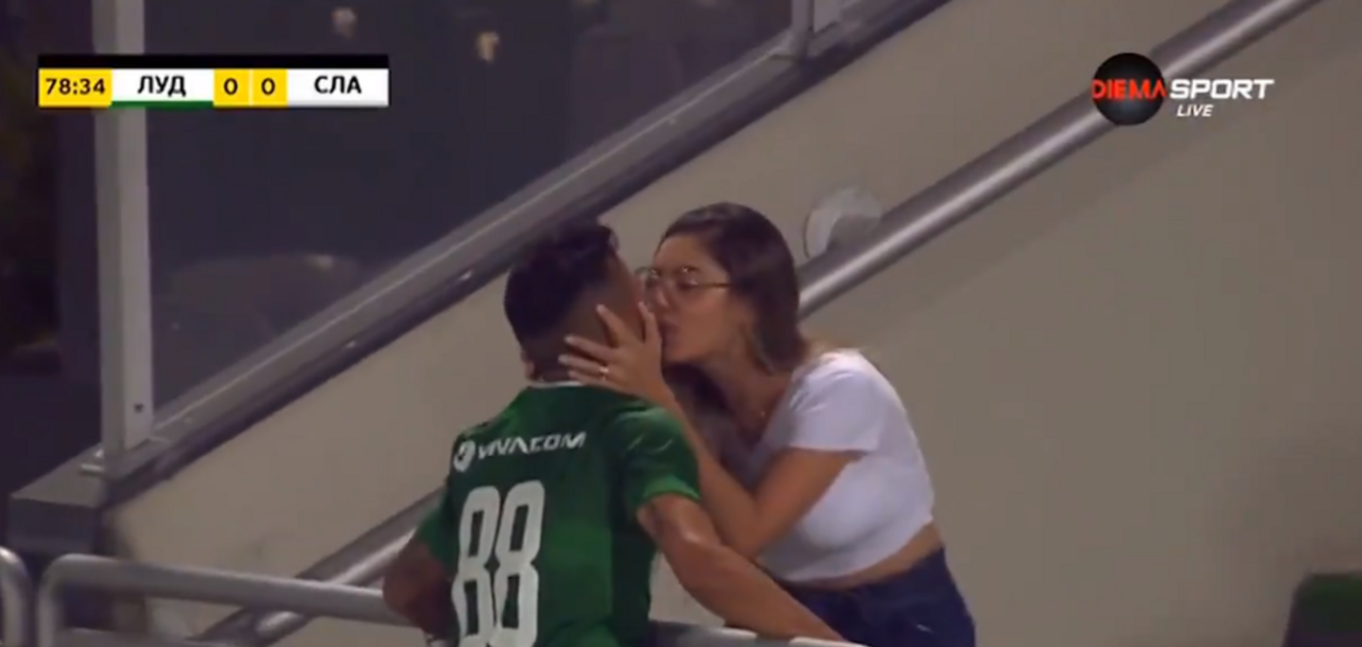 Футболист поцеловал жену во время матча и стал героем шуток