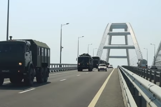 Россия пустила военную технику по Крымскому мосту