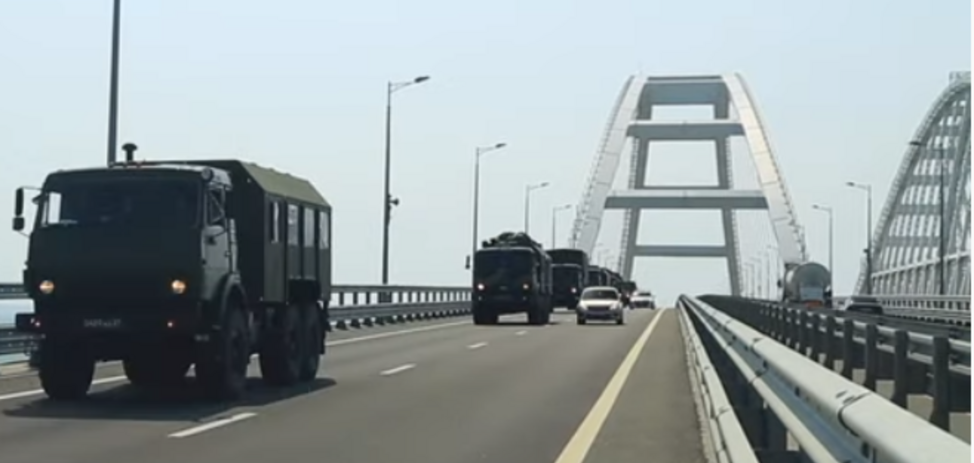 Росія пустила військову техніку по Кримському мосту