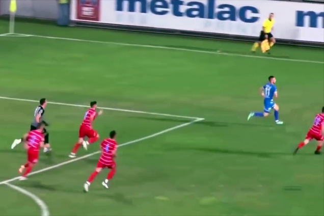 Гналась вся команда: футболист забил самый гнусный гол года и спровоцировал массовую драку