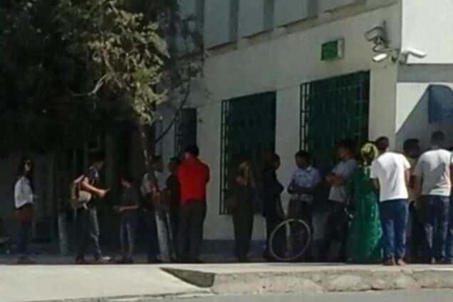 "Не стійте в чергах": у Туркменістані поліція влаштувала полювання на людей біля банкоматів