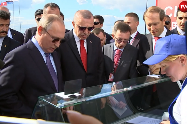 Президент РФ Володимир Путін купує морозиво