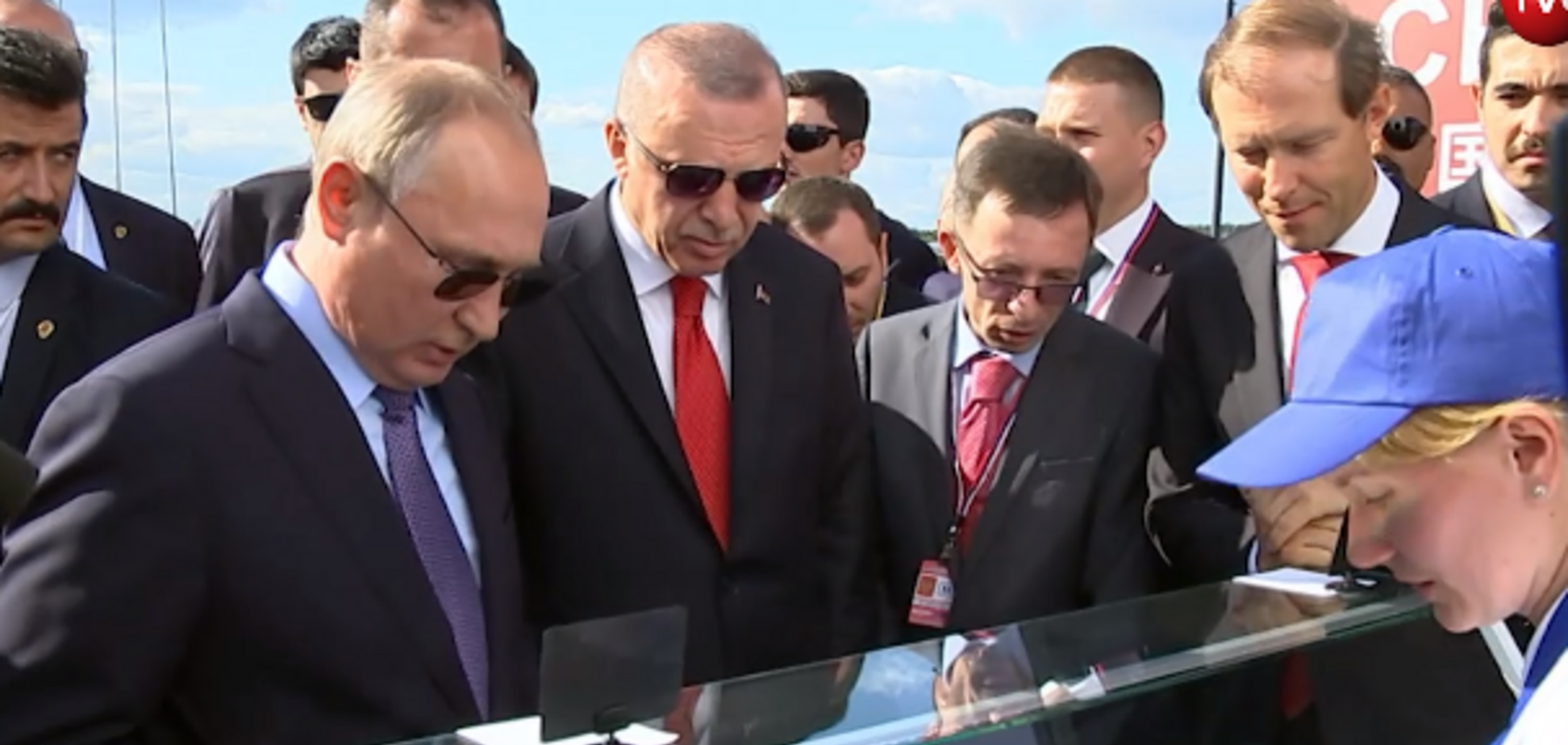 Президент РФ Володимир Путін купує морозиво