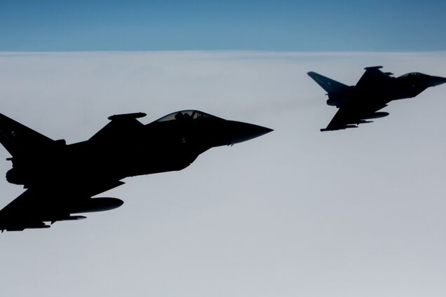 НАТО підняв винищувачі в небо: Росія відправила 9 військових літаків у Європу