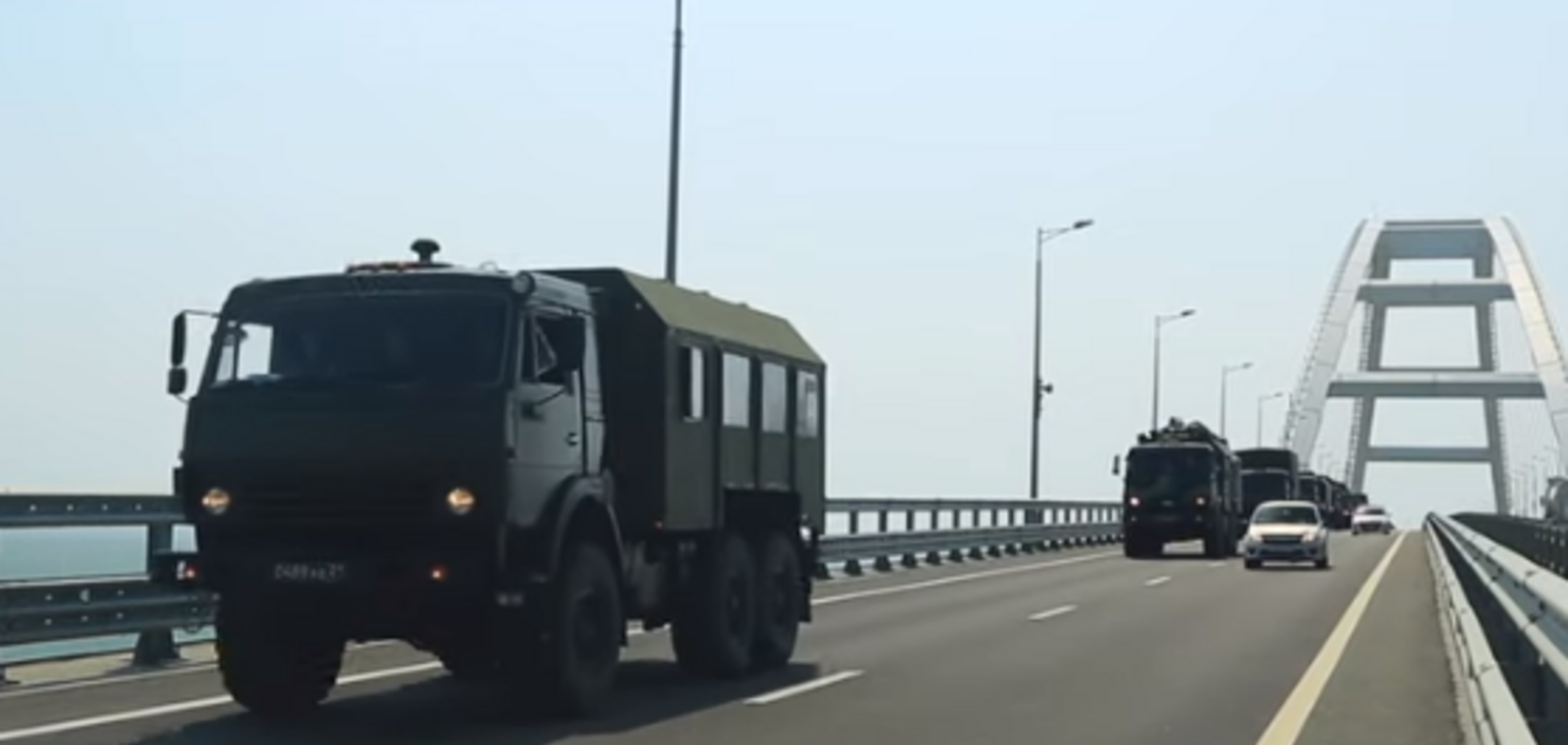 По Крымскому мосту пронеслись военные колонны: опубликовано видео