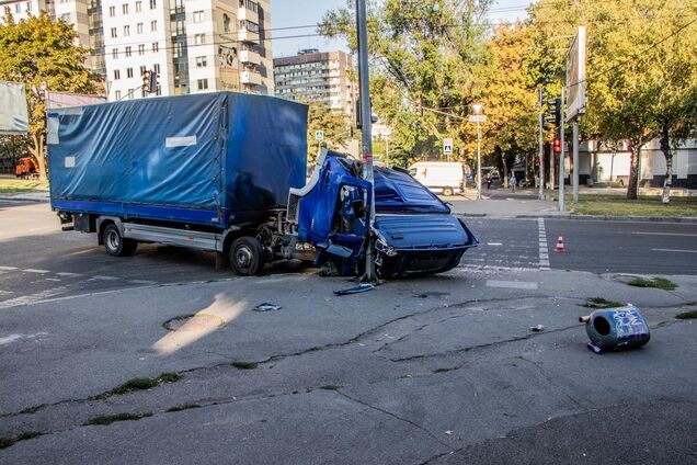 В Днепре у грузовика на ходу открылась кабина: фото и видео с места ДТП