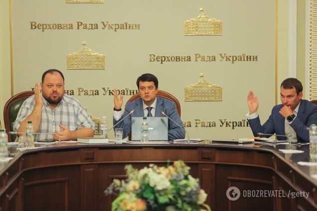 'Слуга народа' анонсировала более 400 правок в Конституцию: первые детали