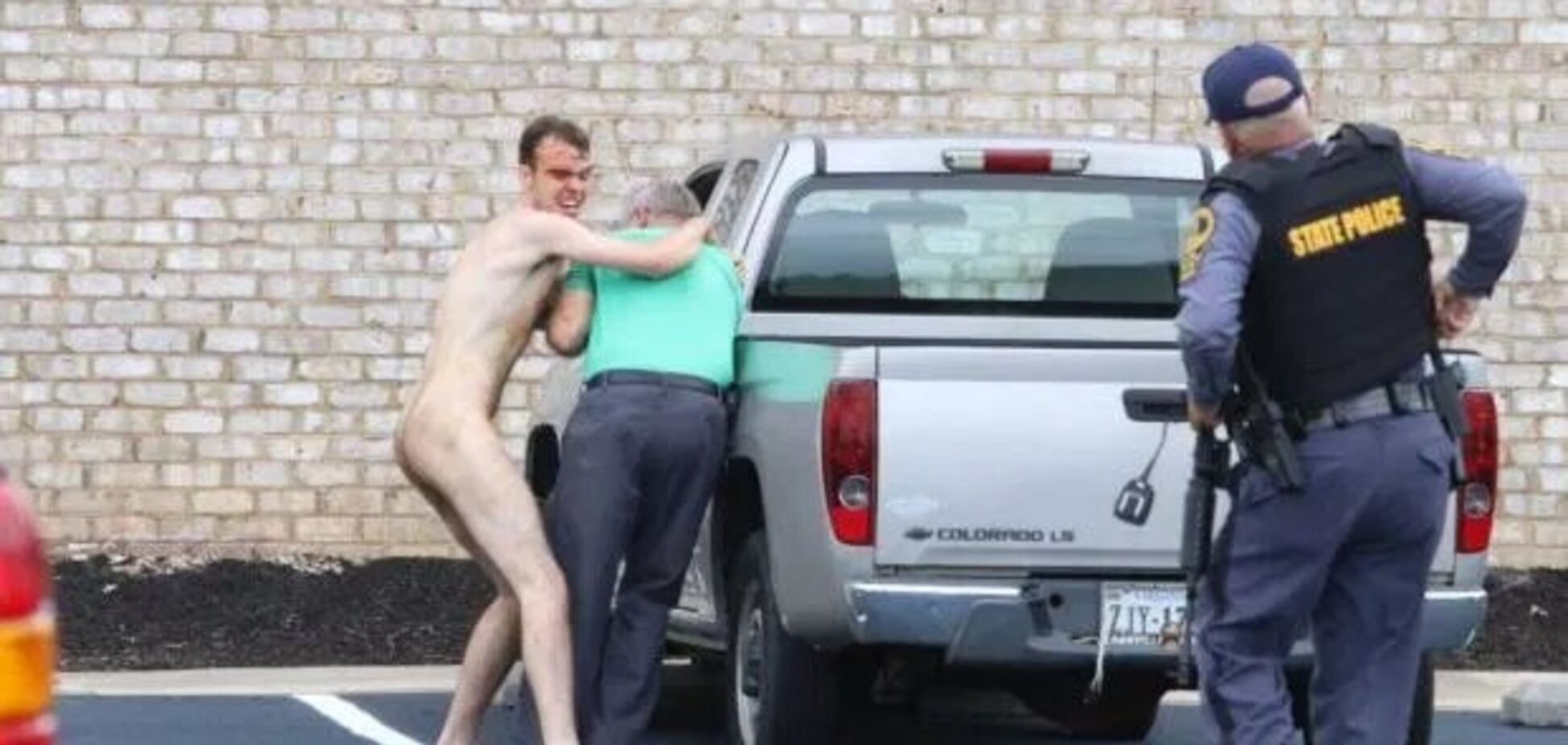 Голий псих застрелив сина, дружину і тещу знаменитого спортсмена - опубліковано відео