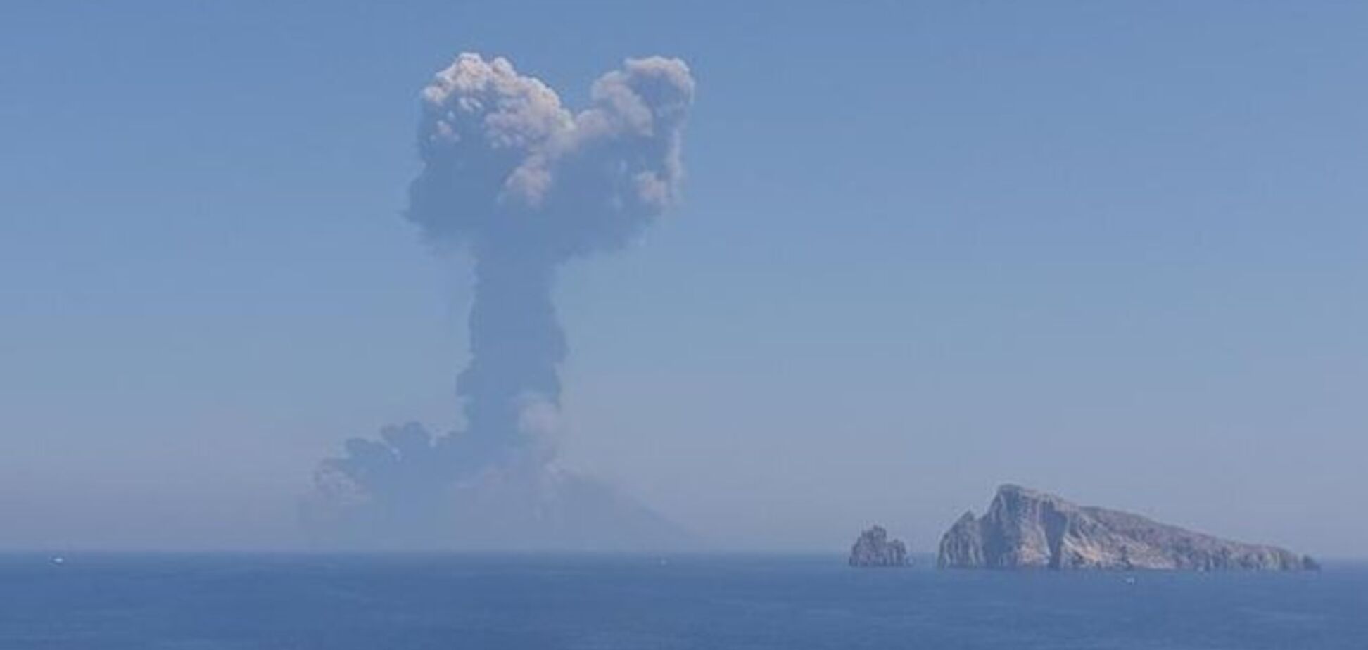 В Италии засняли мощное извержение вулкана: фото и видео стихии