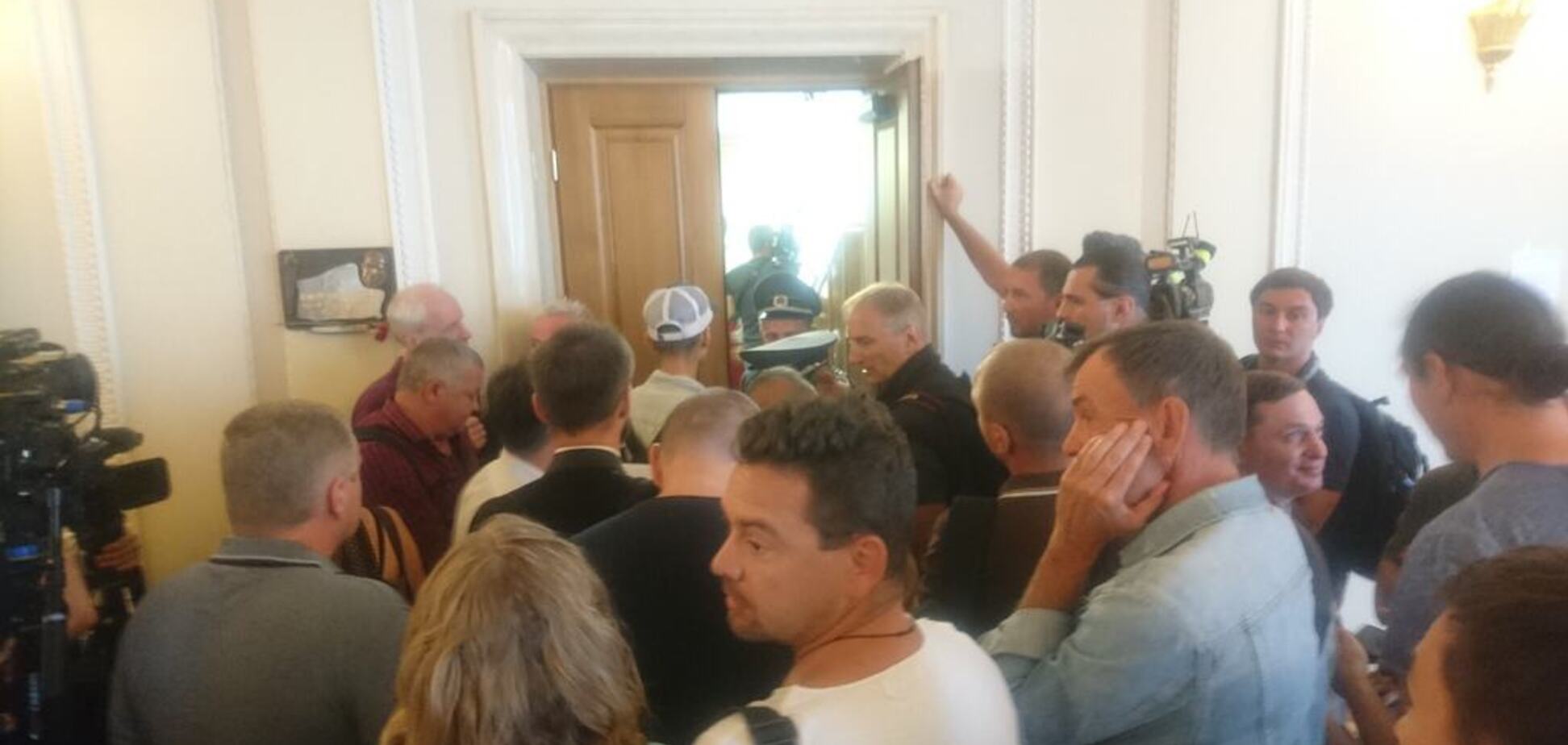 'Демократія в дії': у новій Раді трапився перший скандал із журналістами