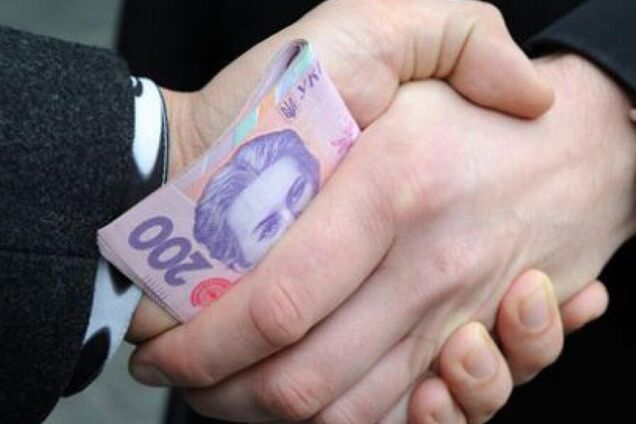 У Кривому Розі поліцейських зловили на великому хабарі