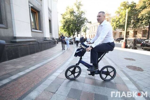 В Киеве Кличко приехал на первое заседание новой Рады на велосипеде: фото