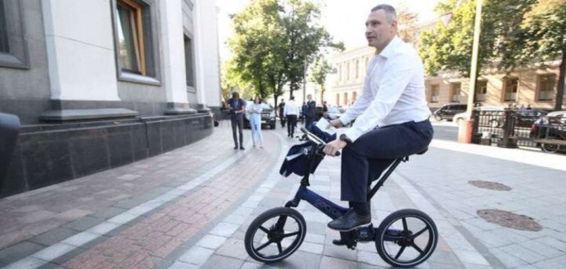 У Києві Кличко приїхав на засідання Ради на велосипеді