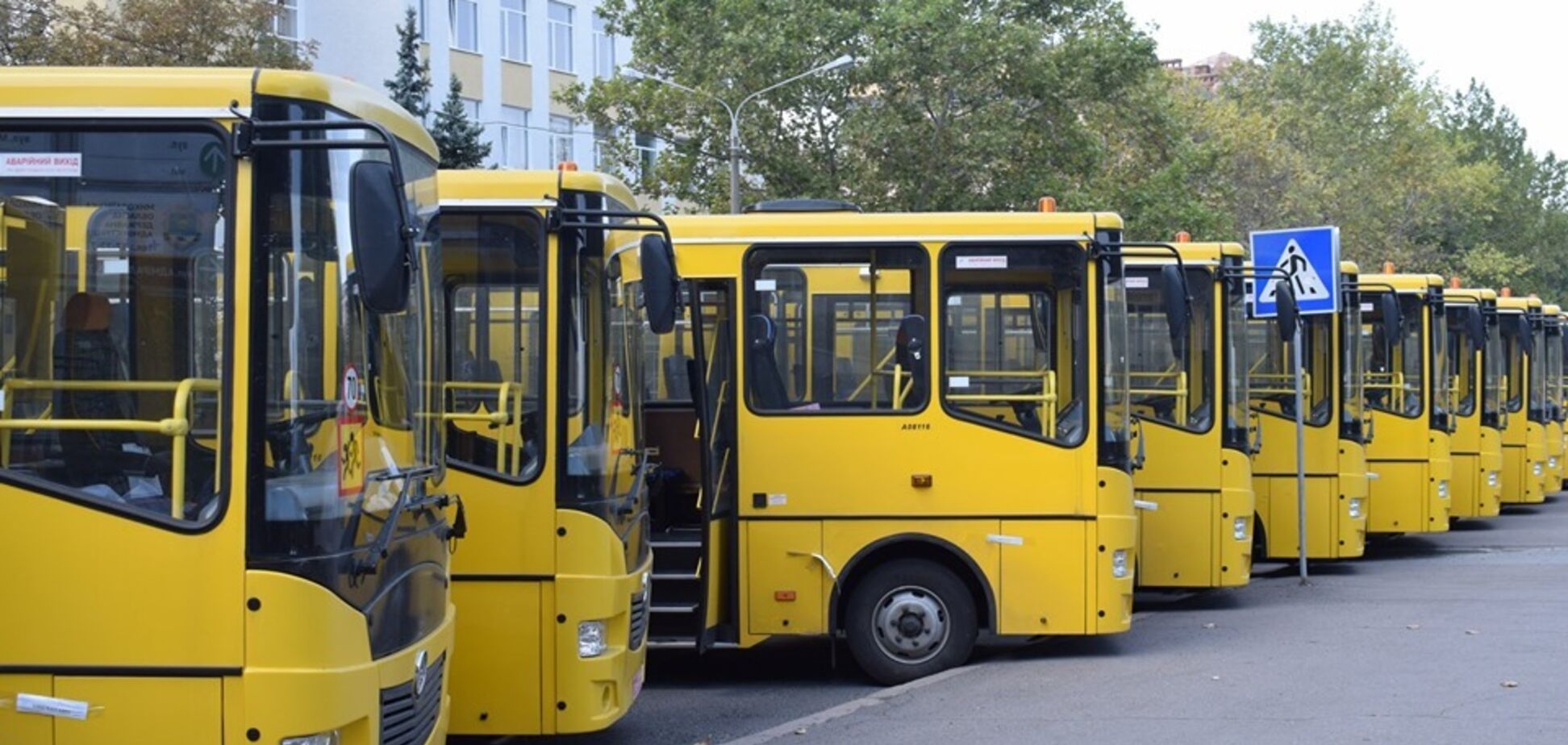 У райони і ОТГ Миколаївщини передали 24 нових шкільних автобуса